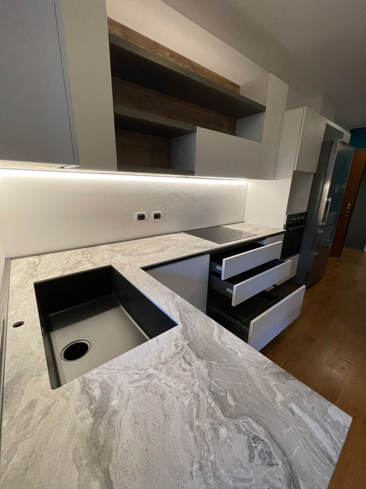 Cucina Utopia Bianco/Piombo con Top Hpl/Rovere Tabià