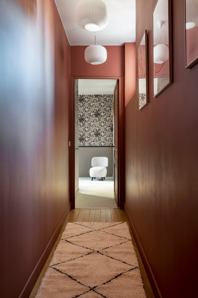 На фото: коридор среднего размера в стиле неоклассика (современная классика) с розовыми стенами и светлым паркетным полом с