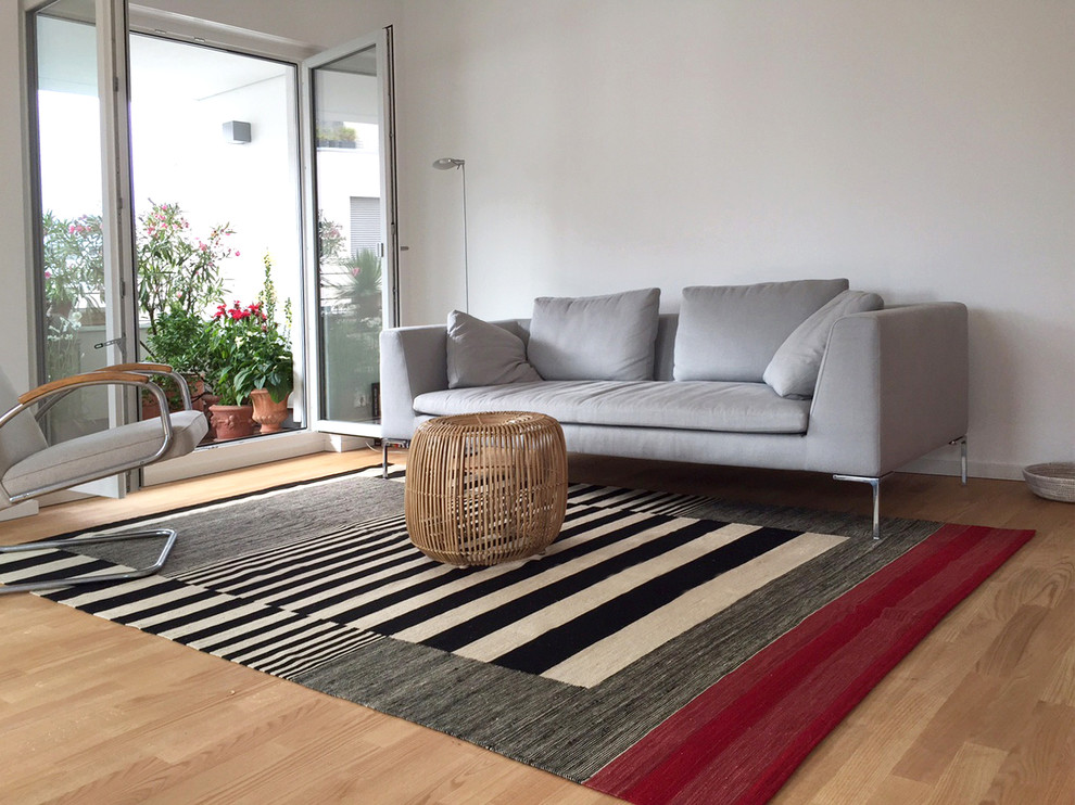 Mittelgroßes Modernes Wohnzimmer mit weißer Wandfarbe und hellem Holzboden in Berlin