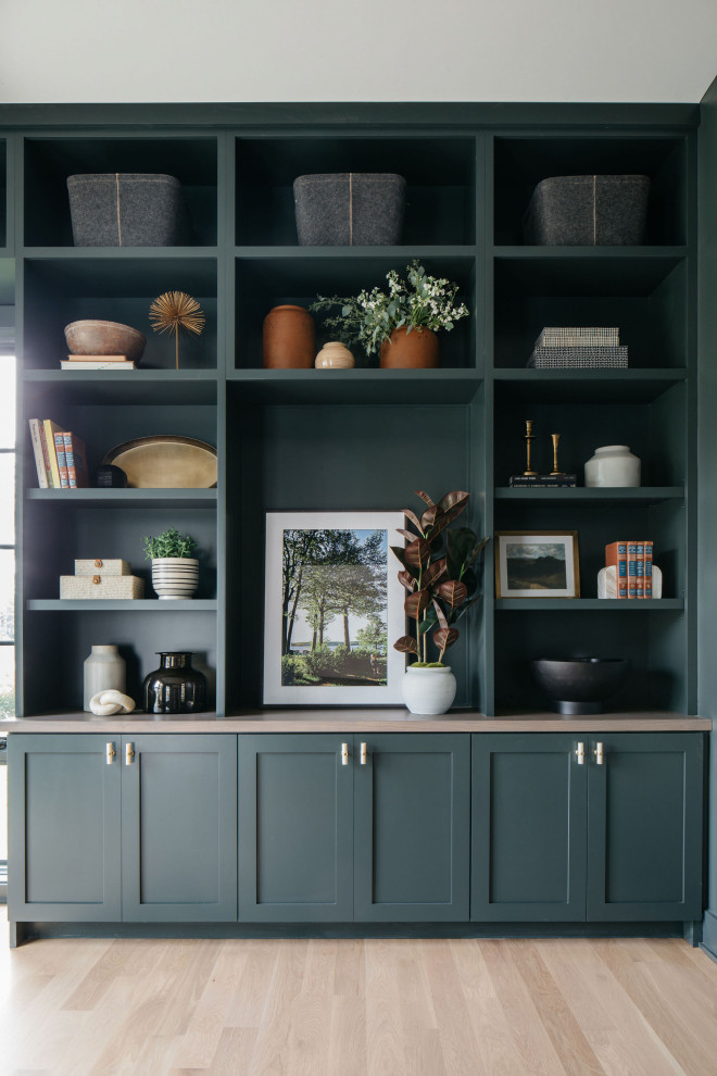 Источник вдохновения для домашнего уюта: гостиная комната в классическом стиле с с книжными шкафами и полками и зелеными стенами без телевизора