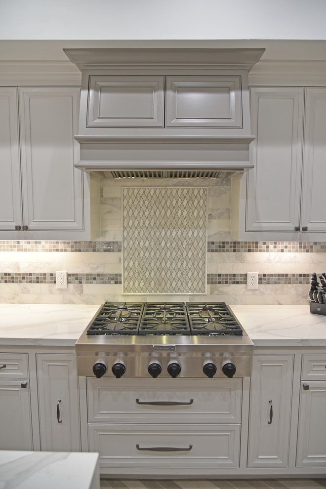 Kitchen - transitional kitchen idea in Houston