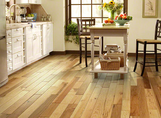 Wire Brushed Solid Hickory Wood Floor Kitchen - Landhausstil - Küche