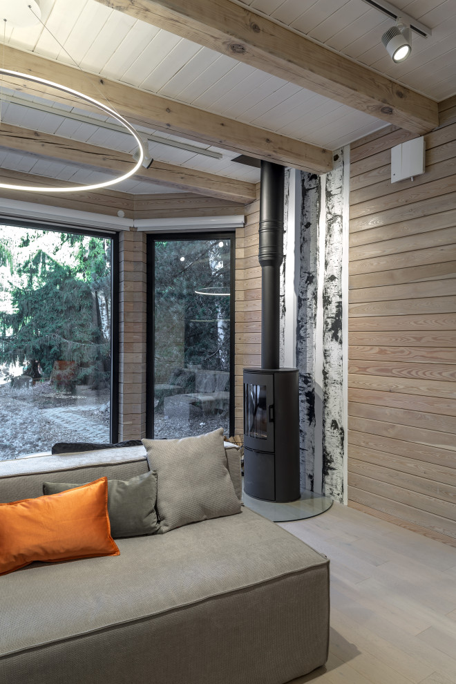 Гостиная с камином и березами