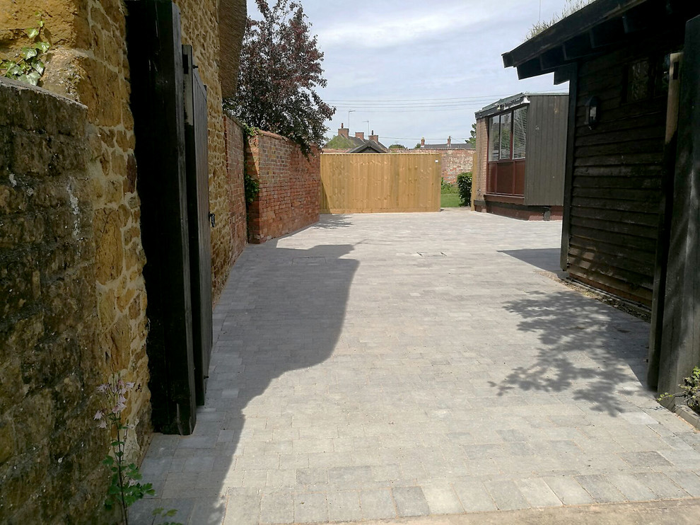 Large country courtyard driveway in Oxfordshire with natural stone pavers.