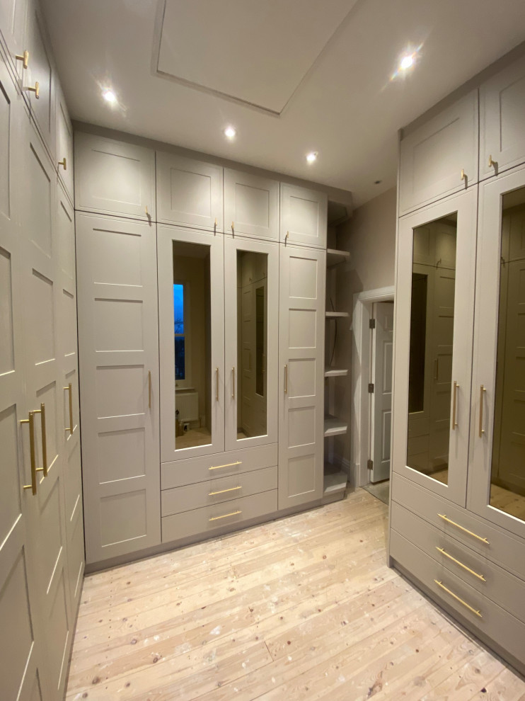 Idées déco pour une grande armoire encastrée victorienne avec un placard à porte shaker, des portes de placard beiges, un sol en bois brun et un sol jaune.