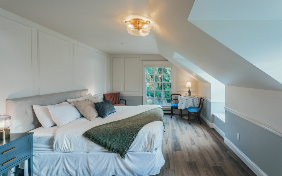 Imagen de habitación de invitados ecléctica extra grande con paredes grises, suelo vinílico y suelo marrón