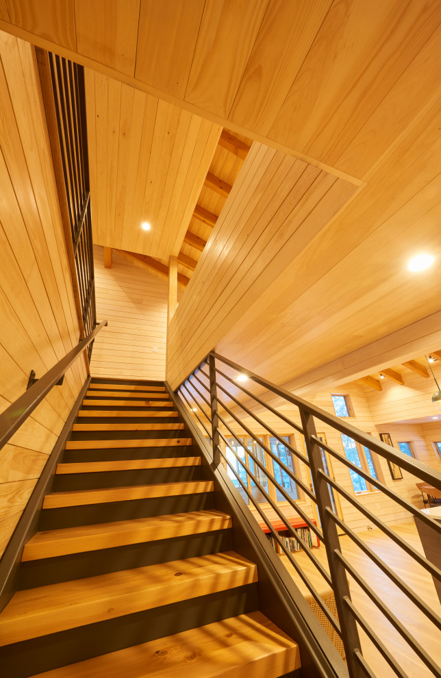 Идея дизайна: прямая металлическая лестница среднего размера в стиле рустика с деревянными ступенями, металлическими перилами и деревянными стенами