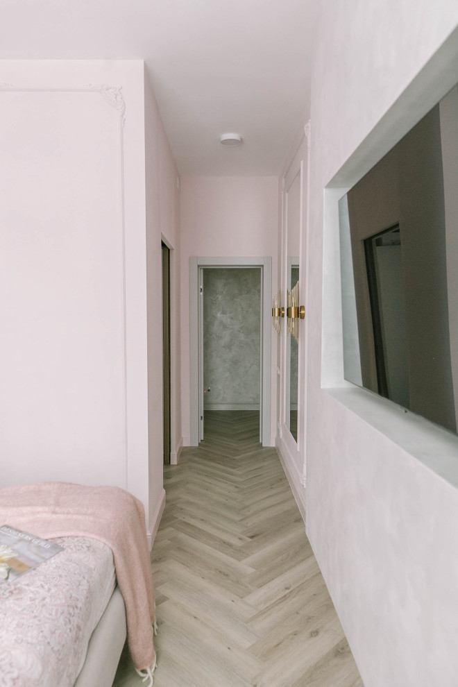 На фото: хозяйская спальня среднего размера в стиле неоклассика (современная классика) с полом из ламината и бежевым полом