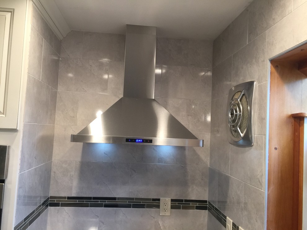 Example of a transitional kitchen design in Detroit