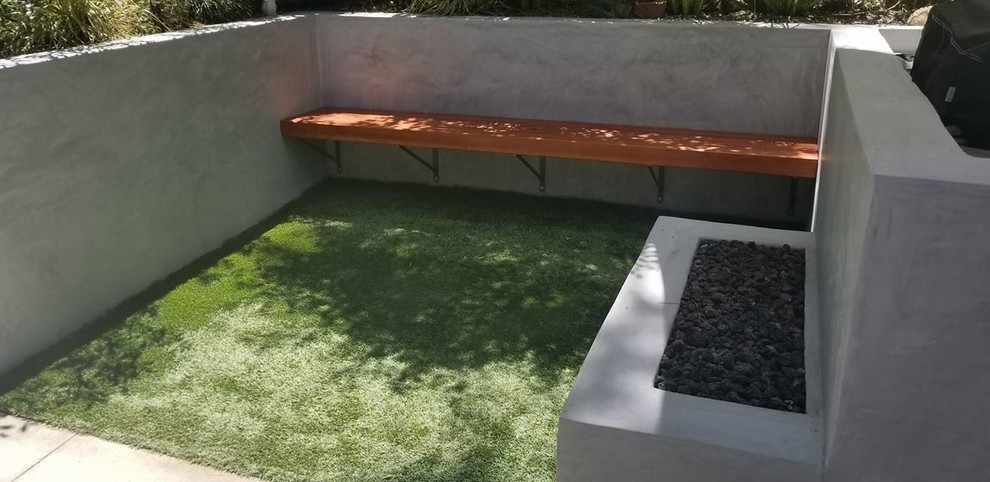 Example of a minimalist exterior home design in Los Angeles