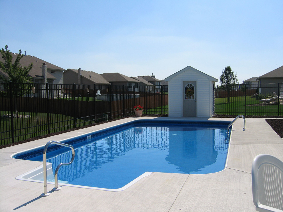 Inspiration for a transitional pool remodel in Chicago
