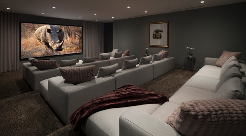 映画館にいるようなソファの配置が、本格的に映像を楽しめるので、映画の世界に入り込んで見ることができそう！
