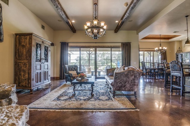 Rustic Elegance Custom Home rustico-salon
