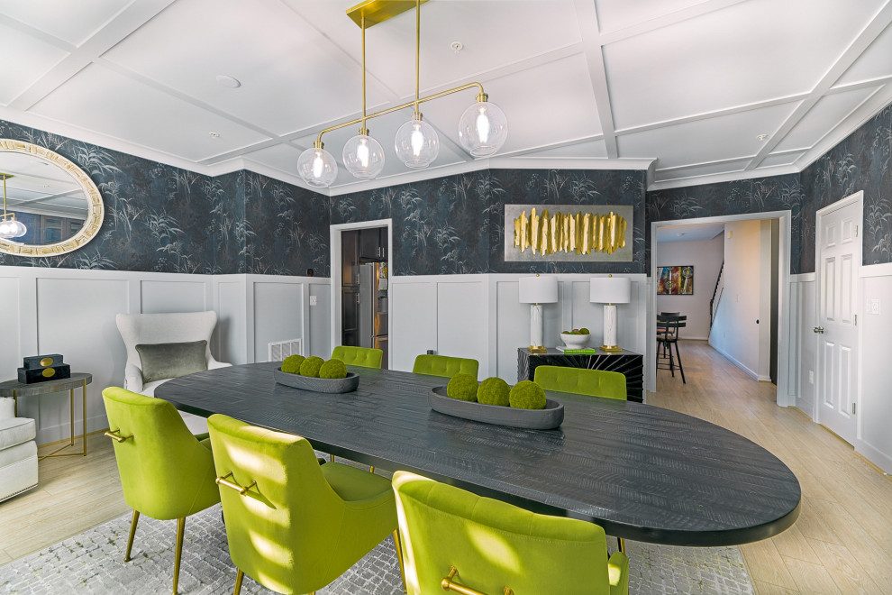 Foto di una sala da pranzo minimalista di medie dimensioni con pareti blu, pavimento in laminato, pavimento beige, soffitto a cassettoni e carta da parati