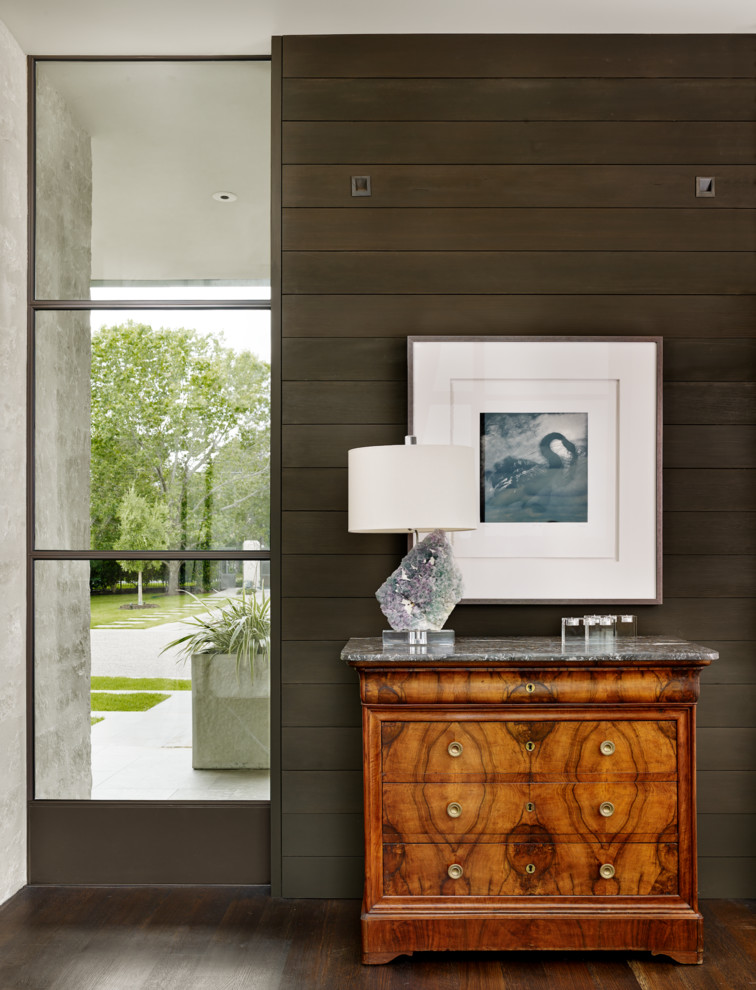 Example of a transitional hallway design in Austin