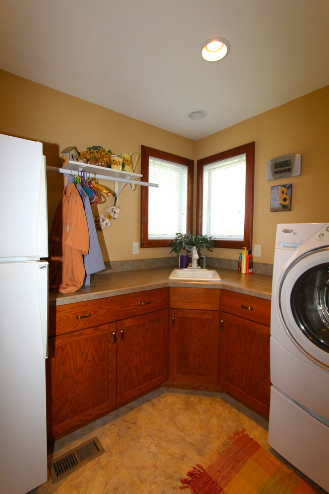 Design ideas for a traditional laundry room in Omaha.