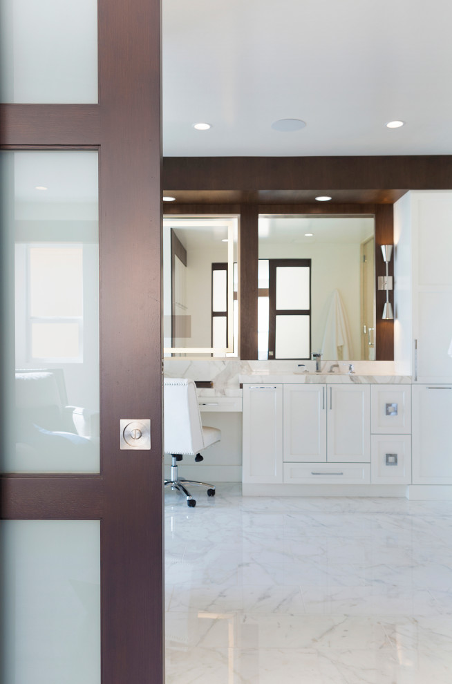 Example of a transitional home design design in Orange County