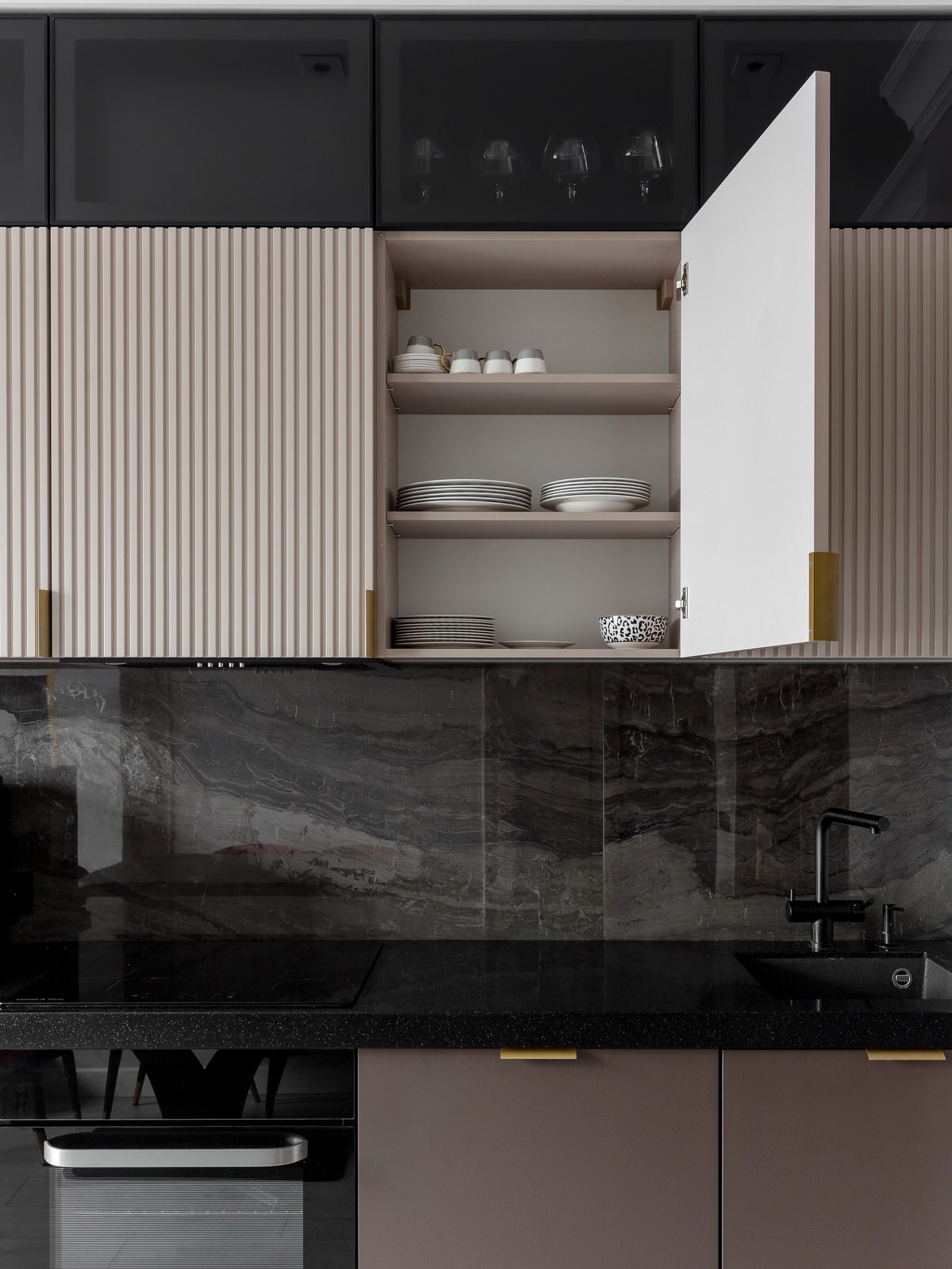 Кухня-гостиная с продуманной системой хранения