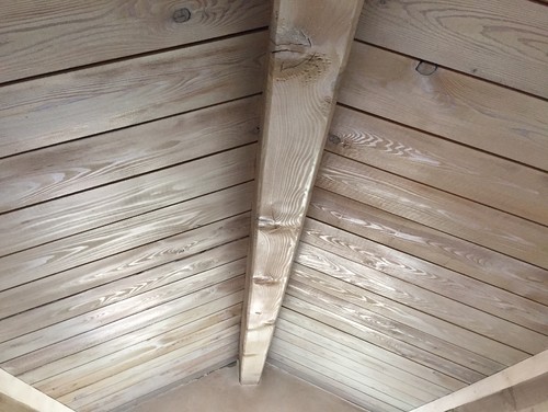 Tinteggiare soffitti in legno Verniciare travi in legno