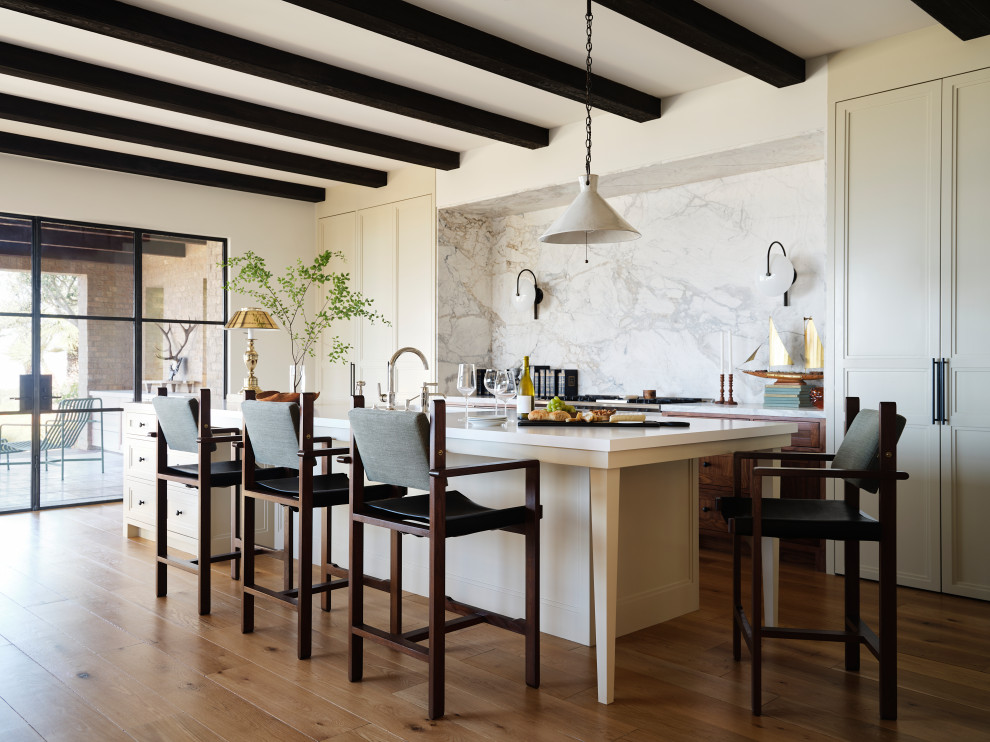 Bild på ett stort medelhavsstil flerfärgad linjärt flerfärgat kök och matrum, med luckor med infälld panel, beige skåp, flerfärgad stänkskydd, stänkskydd i marmor, en köksö, ljust trägolv, brunt golv, bänkskiva i koppar och integrerade vitvaror