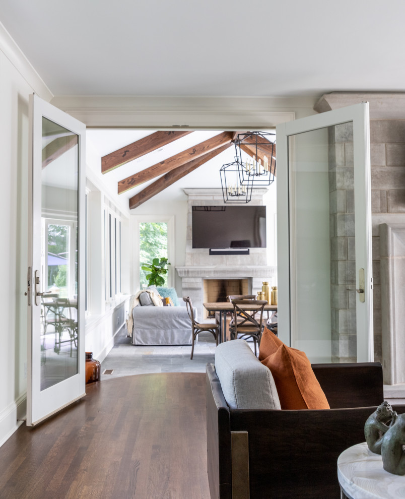 Transitional home design photo in Indianapolis
