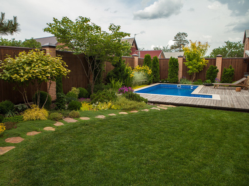 Частное домовладение с контейнерным озеленением крыши.