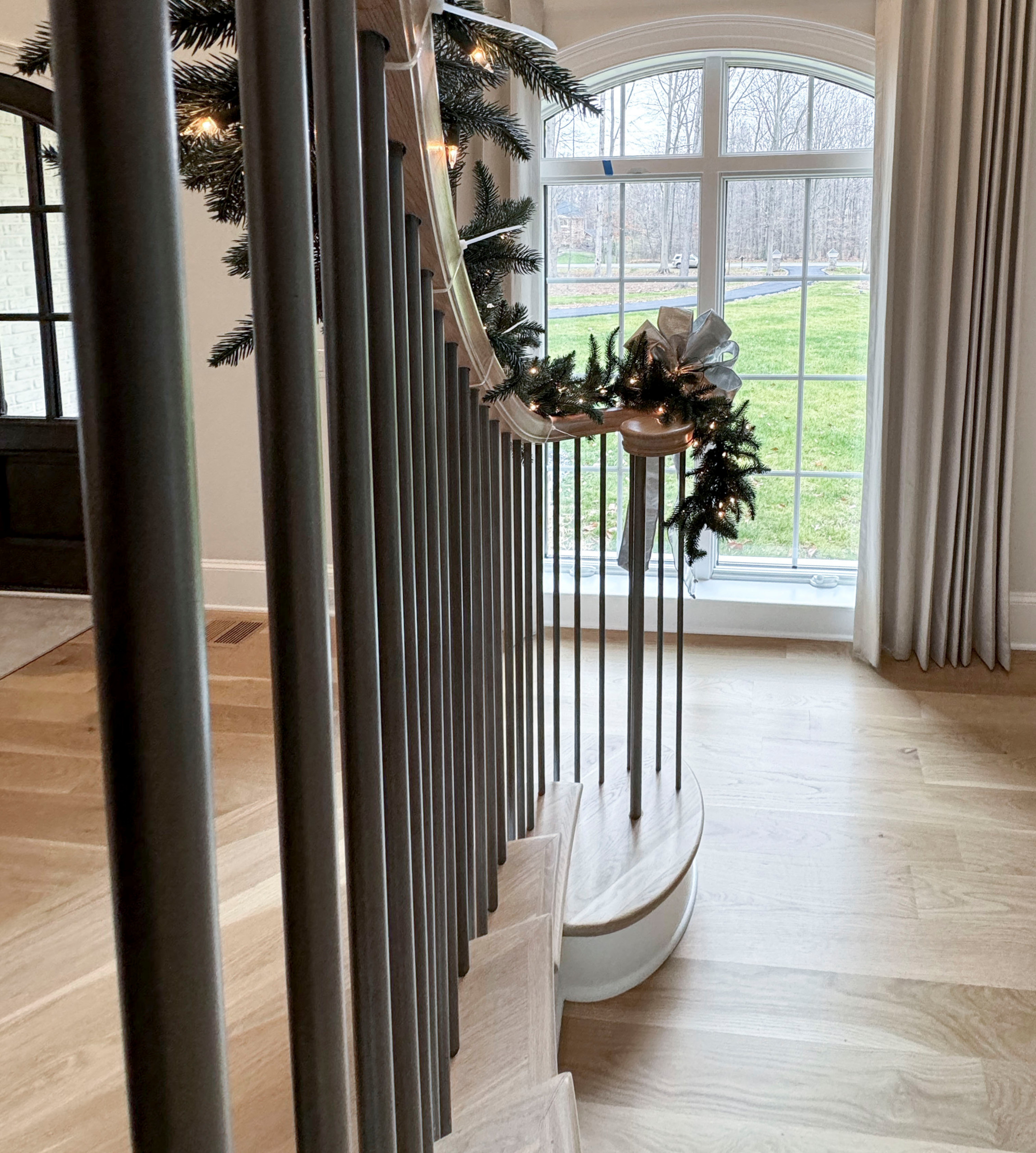 116_Elegant & Eye-catching Curved Staircase, Leesburg VA 20175