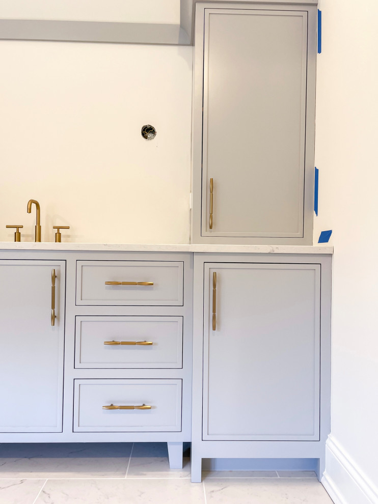 На фото: главная ванная комната в стиле кантри с фасадами в стиле шейкер, серыми фасадами, белыми стенами, монолитной раковиной, разноцветным полом, белой столешницей, тумбой под две раковины и встроенной тумбой