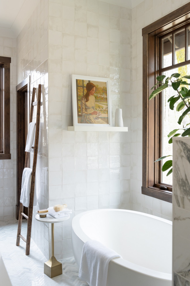 Bild på ett mellanstort funkis en-suite badrum, med ett fristående badkar