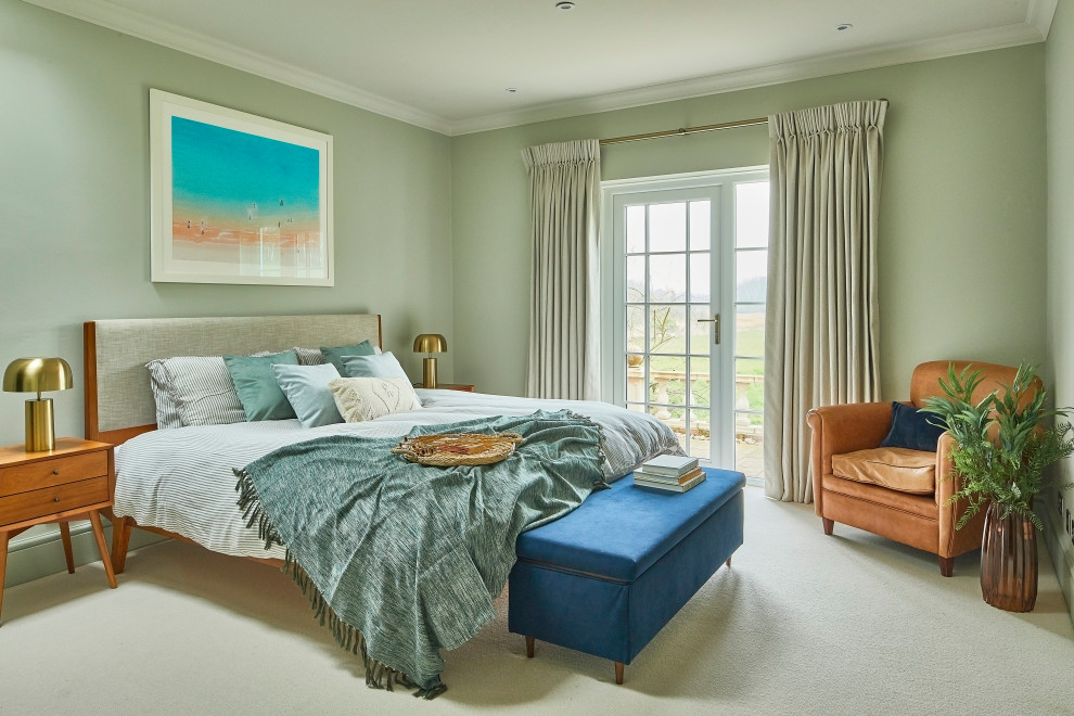 他の地域にある広いミッドセンチュリースタイルのおしゃれな主寝室 (緑の壁、カーペット敷き、暖炉なし、ベージュの床)