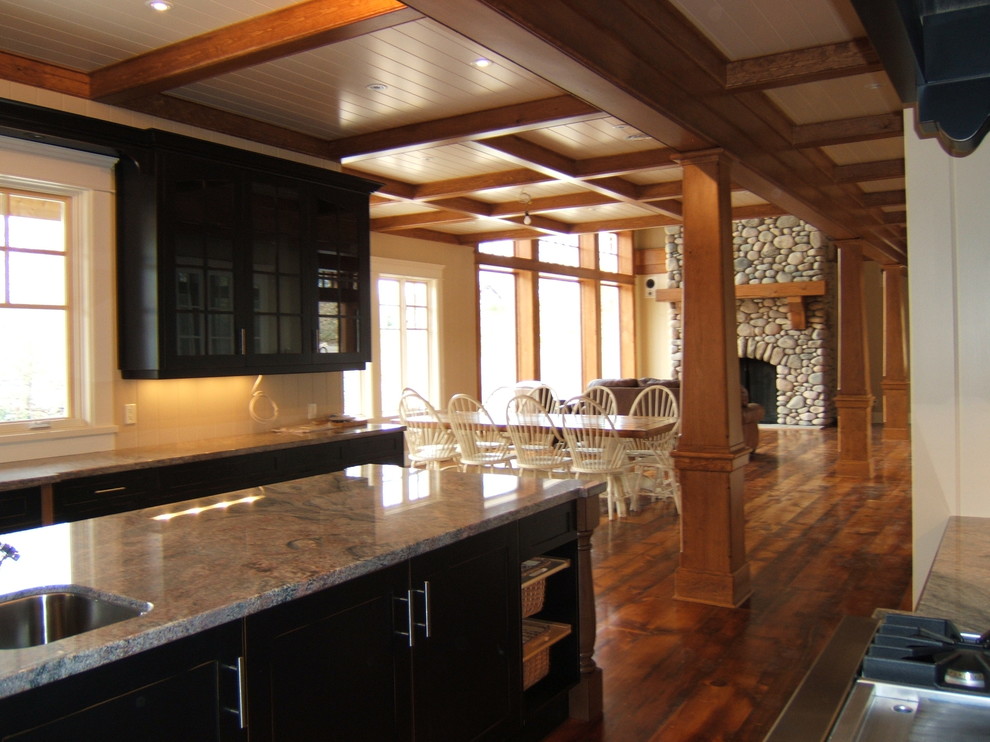Kitchen - rustic kitchen idea in Toronto