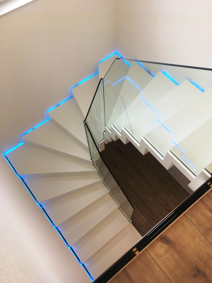 Idéer för en stor modern svängd trappa i trä, med sättsteg i trä och räcke i glas