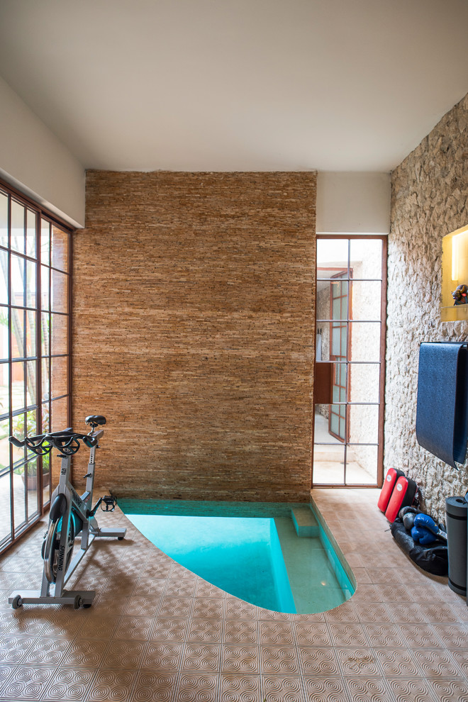 Photo of a home gym in Mexico City with beige walls and beige floor.