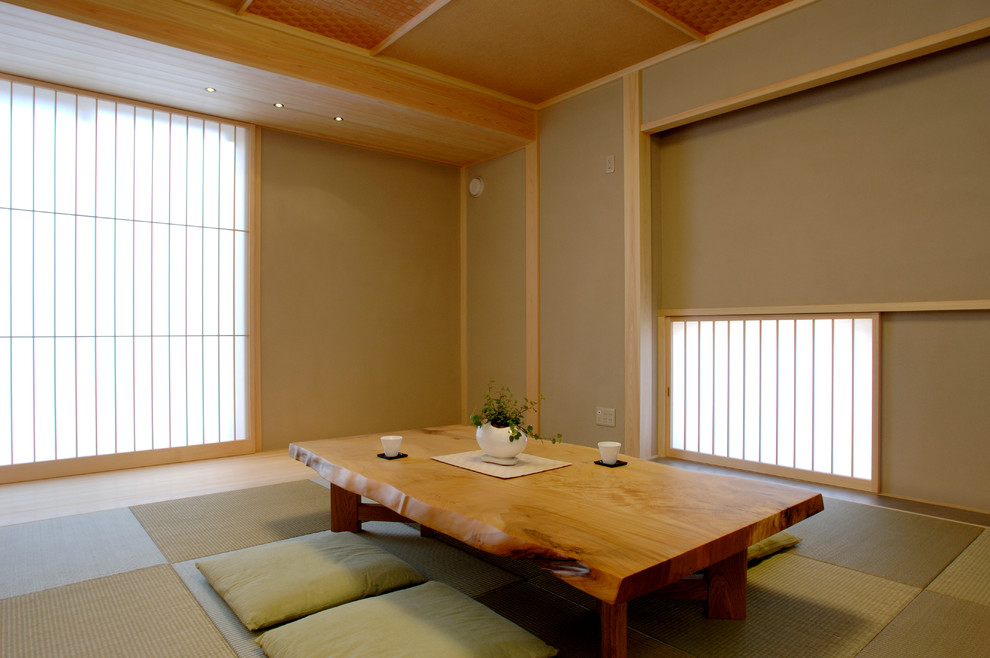 Inspiration for an asian dining room in Other with brown walls, tatami floors and green floor.