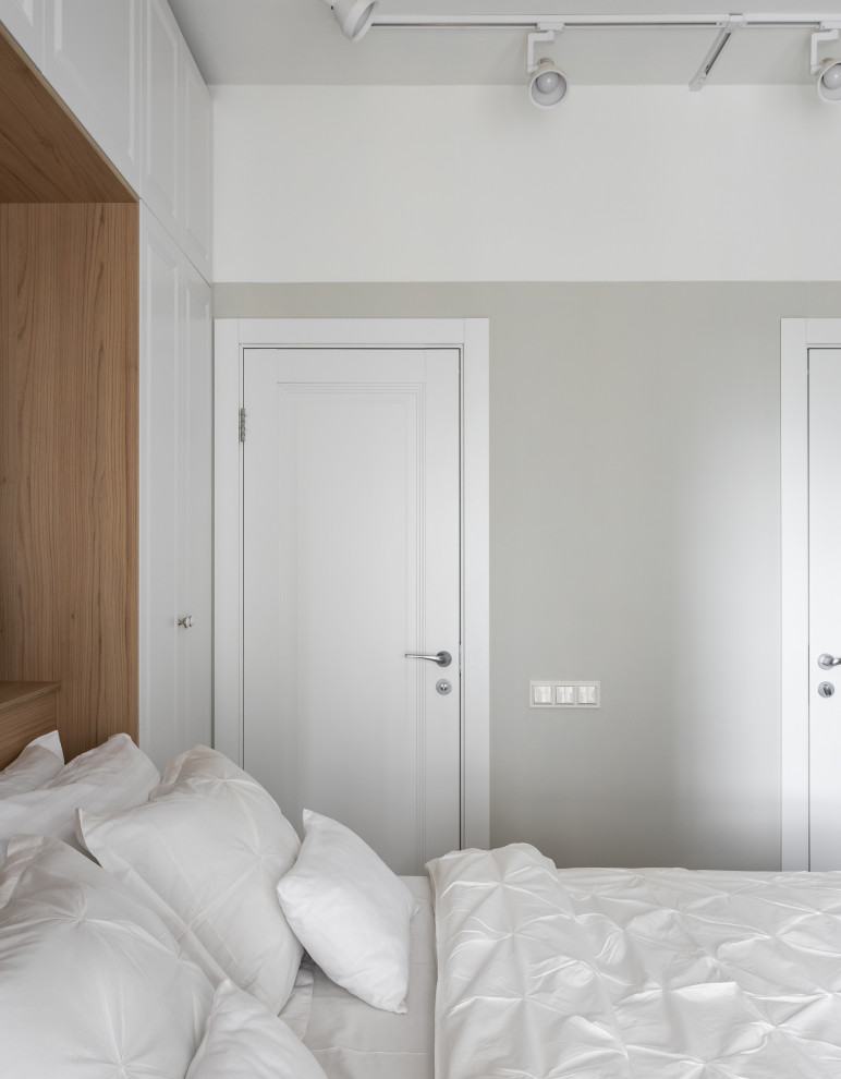 Пример оригинального дизайна: хозяйская спальня среднего размера, в светлых тонах, в белых тонах с отделкой деревом в скандинавском стиле с серыми стенами