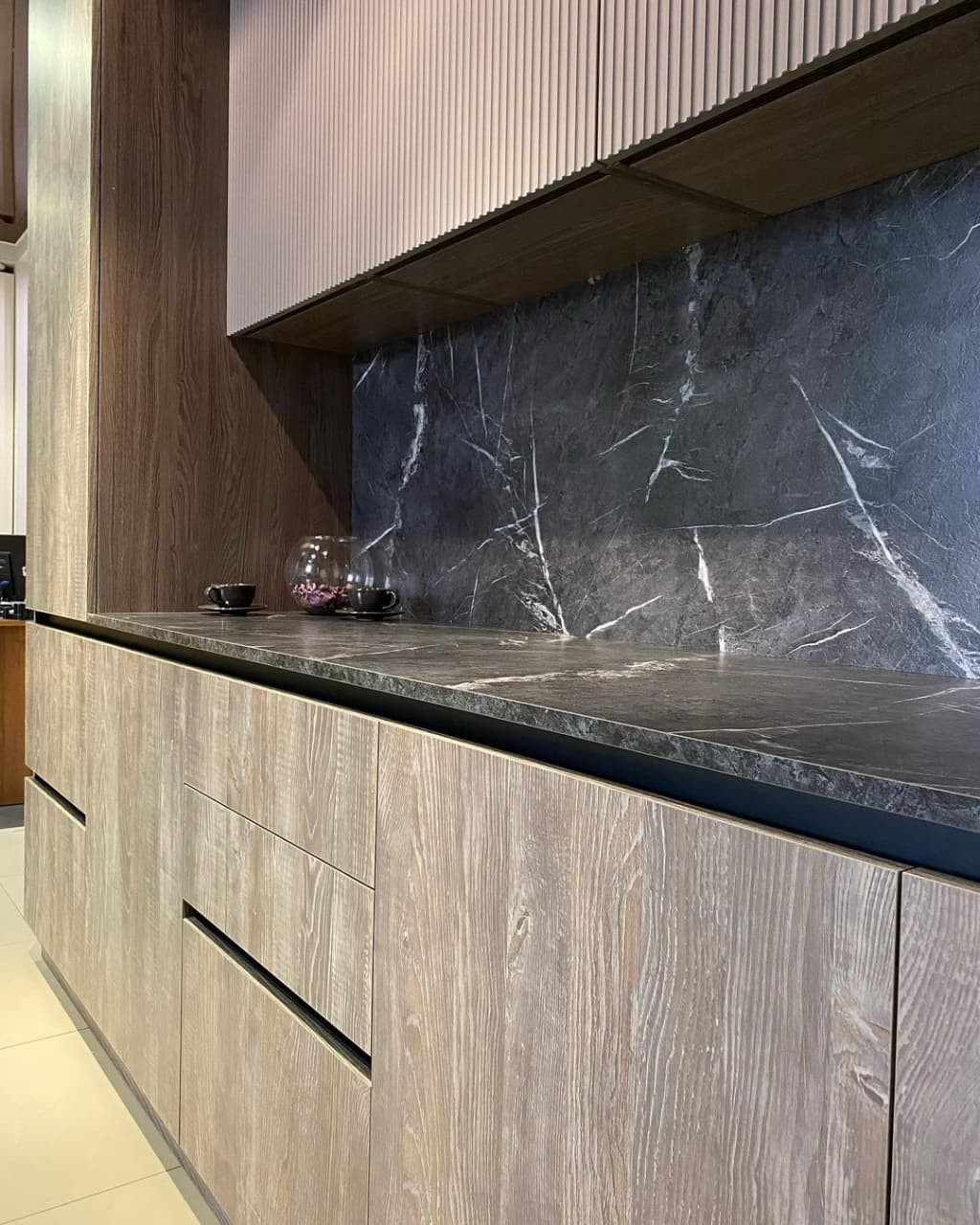 Серая прямая кухня с фасадами в полоску и древесными фасадами из мдф