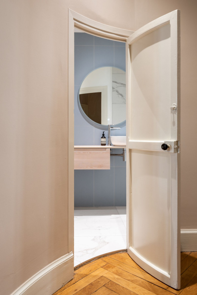 Kleines Modernes Badezimmer mit Duschen, blauen Fliesen, Keramikfliesen, Waschtischkonsole, Laminat-Waschtisch und Einzelwaschbecken in Saint-Etienne