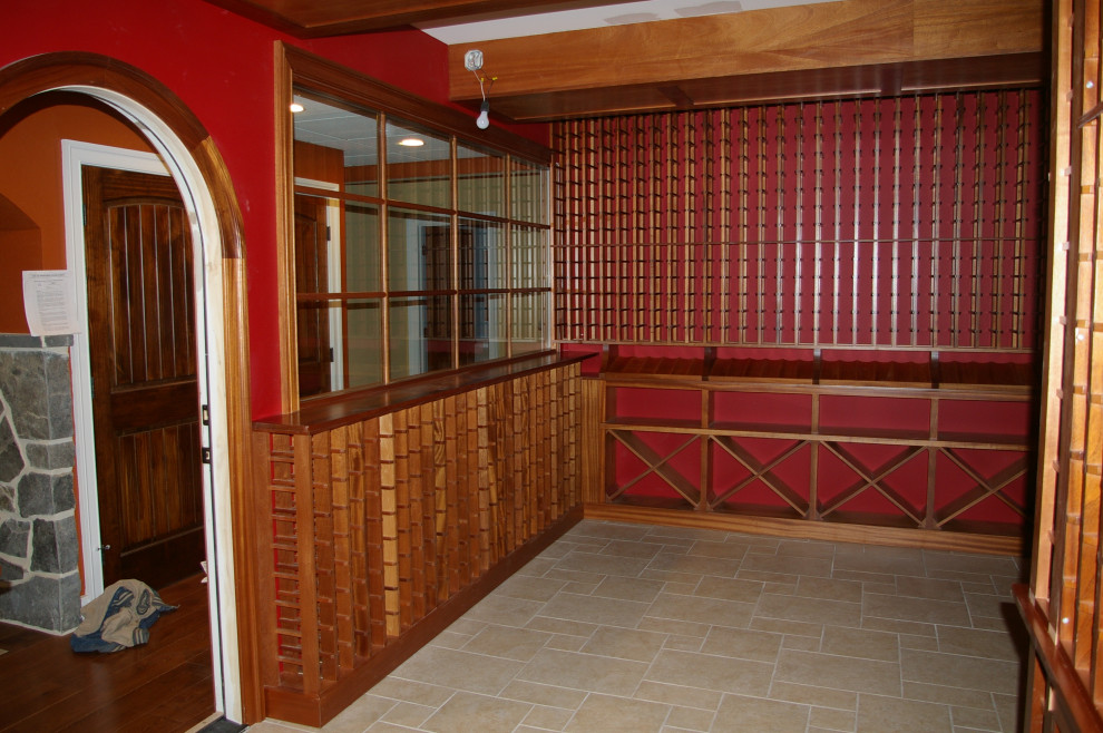 Esempio di un'ampia cantina classica con pavimento con piastrelle in ceramica, portabottiglie a scomparti romboidali e pavimento beige