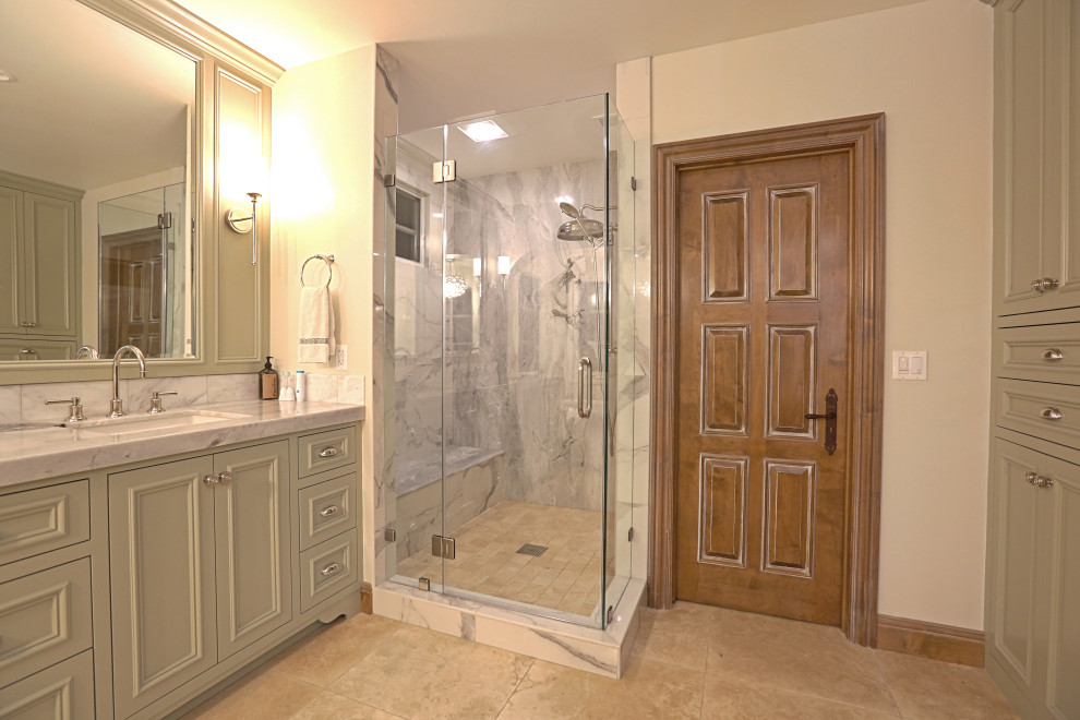 Пример оригинального дизайна: огромная главная ванная комната в стиле ретро с фасадами с утопленной филенкой, зелеными фасадами, отдельно стоящей ванной, душем в нише, унитазом-моноблоком, белой плиткой, мраморной плиткой, желтыми стенами, полом из керамической плитки, консольной раковиной, столешницей из кварцита, бежевым полом, душем с распашными дверями, белой столешницей, сиденьем для душа, тумбой под две раковины и встроенной тумбой