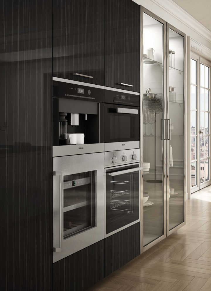 Idee per una grande cucina minimalista con ante lisce, ante in acciaio inossidabile, top in marmo, elettrodomestici in acciaio inossidabile e top nero