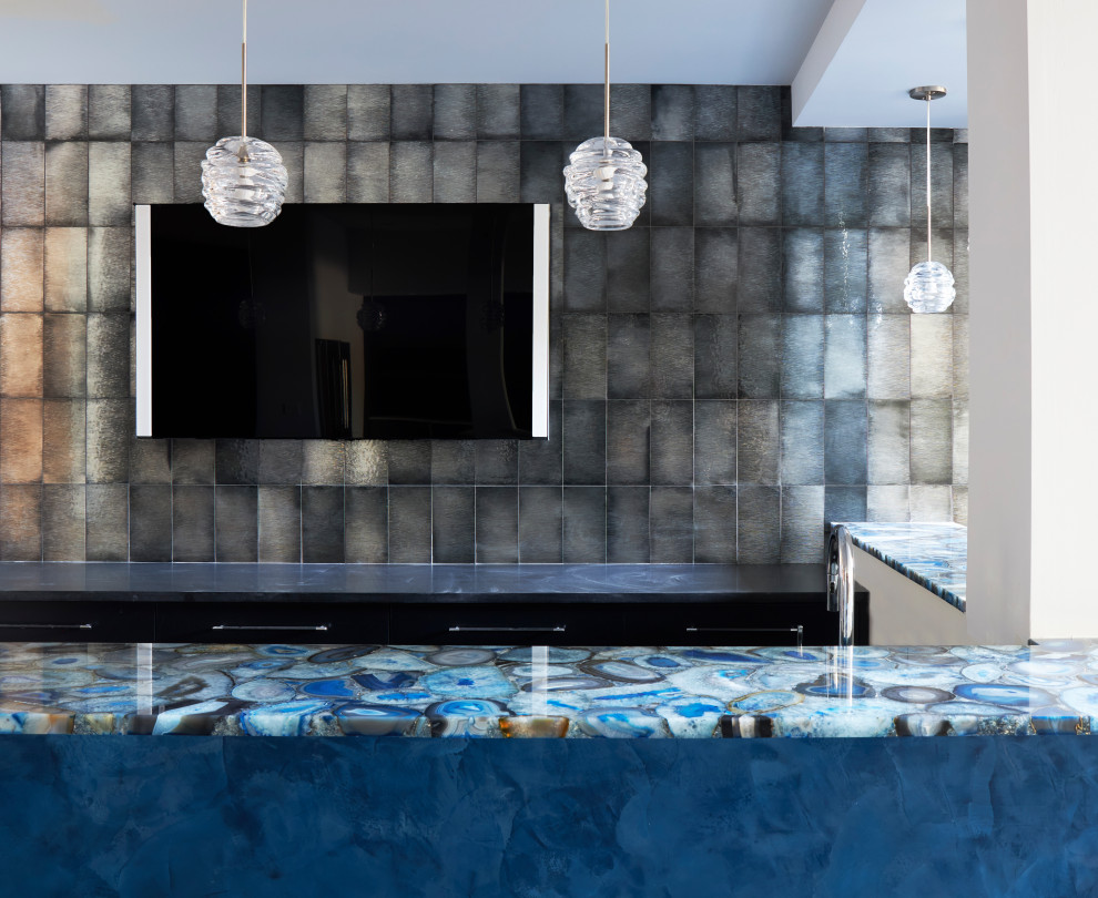 Große Moderne Hausbar in U-Form mit Bartresen, Küchenrückwand in Grau, Rückwand aus Glasfliesen und blauer Arbeitsplatte in Chicago
