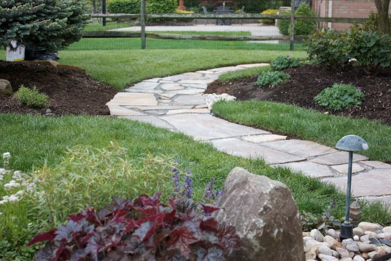 Design ideas for a transitional front yard stone landscaping in Cincinnati.
