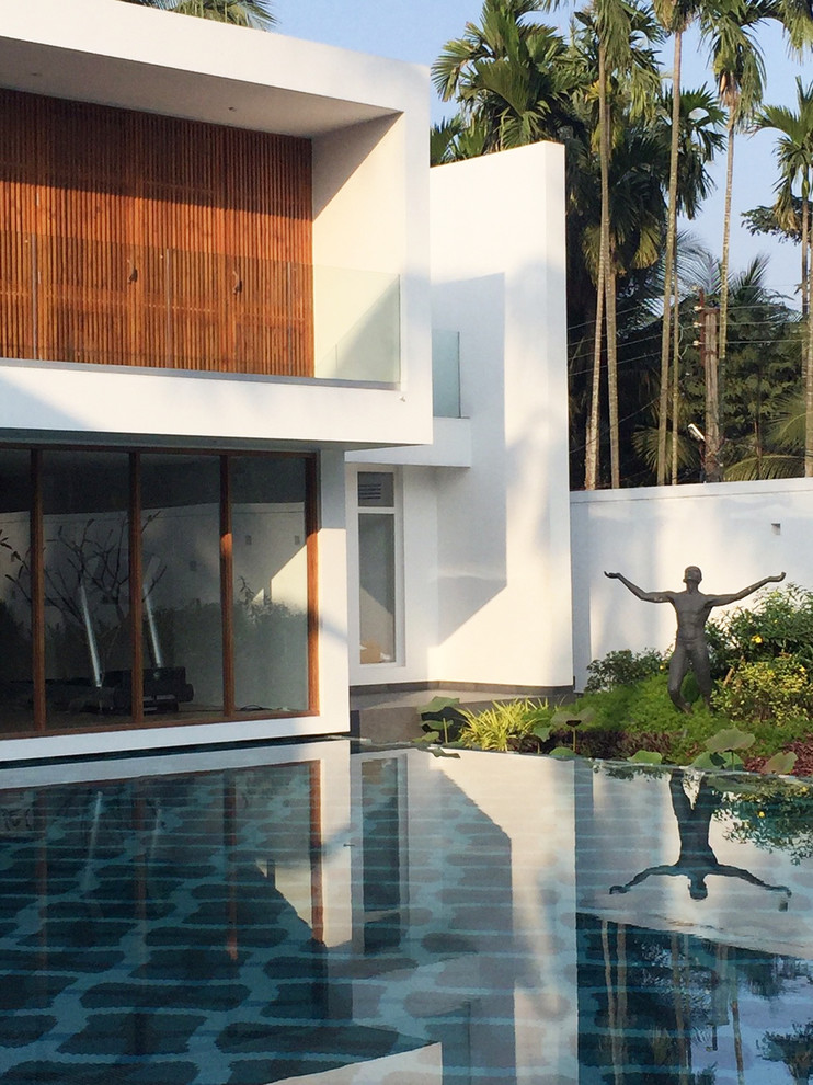 This is an example of a contemporary swimming pool in Kolkata.