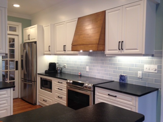 Kitchen - transitional kitchen idea in Raleigh