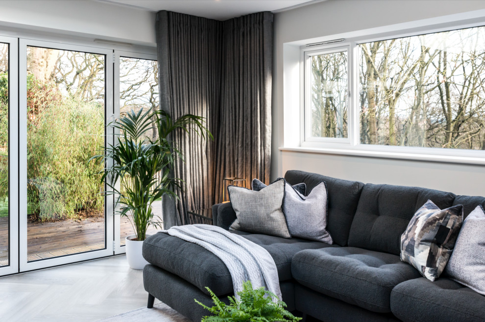 Immagine di un soggiorno minimal di medie dimensioni e aperto con pareti bianche, pavimento in vinile, stufa a legna, TV autoportante, pavimento beige e pannellatura
