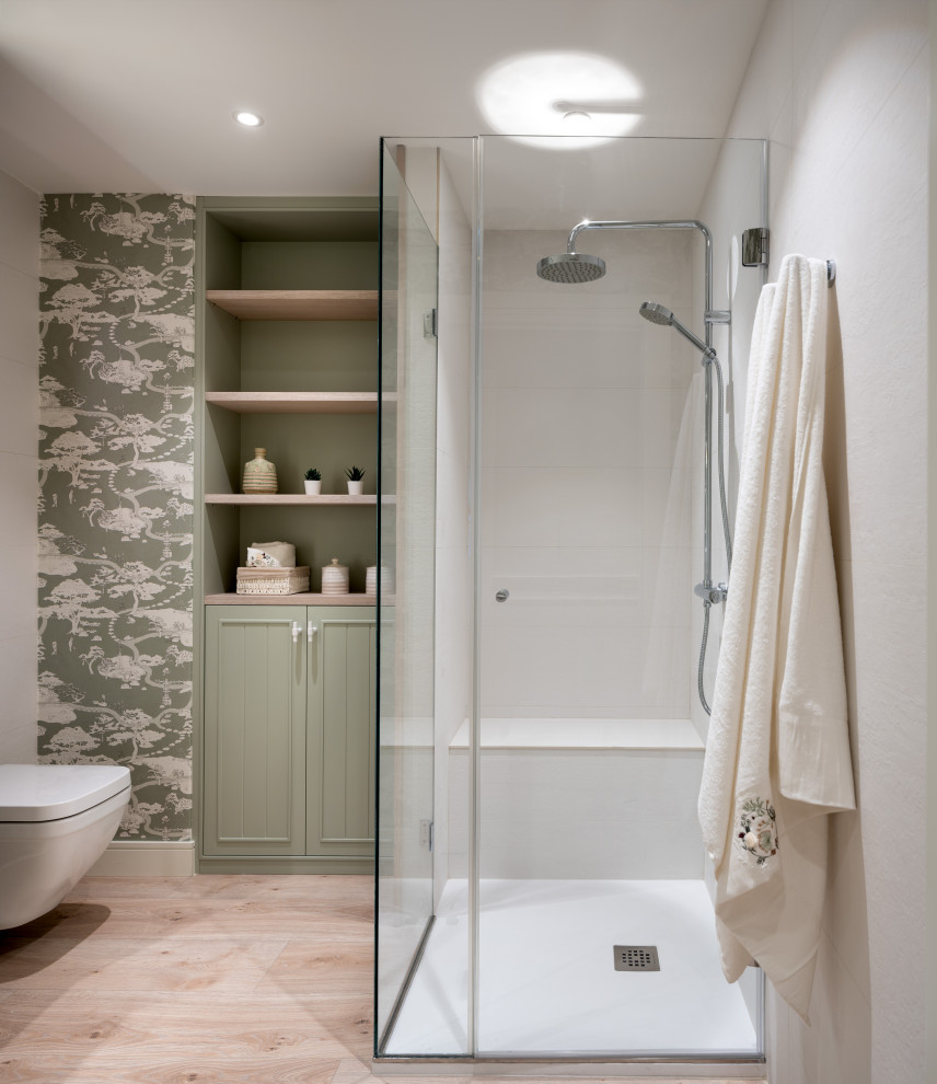 Idéer för att renovera ett mellanstort vintage vit vitt badrum med dusch, med luckor med profilerade fronter, vita skåp, en kantlös dusch, en vägghängd toalettstol, vit kakel, keramikplattor, gröna väggar, laminatgolv, ett undermonterad handfat, bänkskiva i kvarts, brunt golv och dusch med gångjärnsdörr