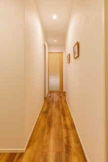 アジアンスタイルのおしゃれな廊下 壁紙 のインテリア 収納 画像 75選 22年4月 Houzz ハウズ