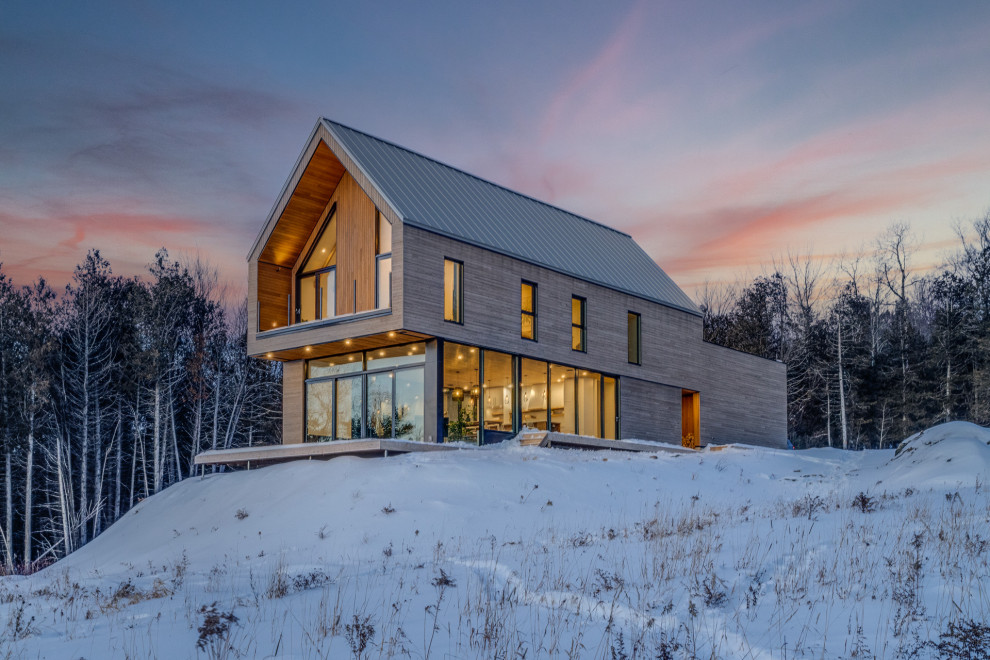 Zweistöckiges Skandinavisches Haus mit Blechdach und grauem Dach in Montreal
