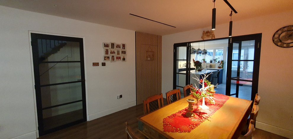 Пример оригинального дизайна: большая гостиная-столовая в современном стиле с белыми стенами, полом из ламината, разноцветным полом и деревянными стенами без камина