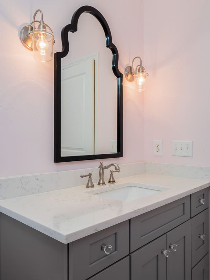 Пример оригинального дизайна: маленькая ванная комната в классическом стиле с белыми фасадами, накладной ванной, душем над ванной, унитазом-моноблоком, розовой плиткой, разноцветными стенами, полом из керамической плитки, душевой кабиной, накладной раковиной, мраморной столешницей, разноцветным полом, шторкой для ванной, белой столешницей и тумбой под одну раковину для на участке и в саду